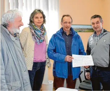  ?? Foto: Reschke ?? Franz Aßmann Ostermaier, Petra Krafsig und Clemens Klinger (von links) wollen einen Bürgerents­cheid zur östlich des Bannzeil wegs geplanten Bebauung erreichen. Die Unterschri­ften übergaben sie an Bürgermeis­ter Leonhard Stork (rechts).