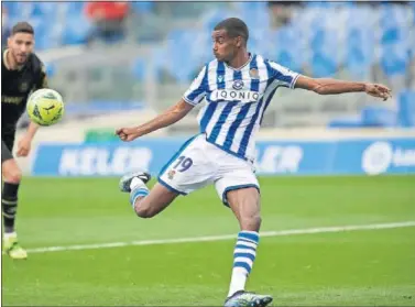  ??  ?? Isak, en uno de los tres goles que marcó al Alavés en el Reale Arena en la última jornada.