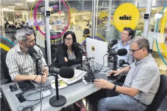  ??  ?? El viceminist­ro Humberto Colmán (izq.) participó ayer del programa “Economía y Más” que se emite por ABC Cardinal, donde expuso sobre los proyectos que impulsarán ante el Congreso.