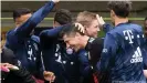  ??  ?? Kopftätsch­ler für den Rekordschü­tzen: Lewandowsk­is Teamkolleg­en freuen sich mit