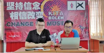  ?? ?? Chong (right) and Bandar Kuching candidate, Dr Kelvin Yii at the press conference yesterday.