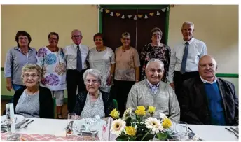  ??  ?? Les doyens Réjane Colombel, 92 ans et Louis Pruvost, 88 ans, accompagné­s sur la photo de Fernande Mont, 90 ans et du maire, au premier plan, étaient au nombre des convives.