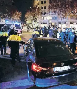  ?? ÀLEX GARCIA ?? Efectivos de la Guardia Urbana durante la última huelga de taxistas