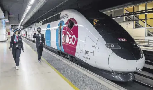  ?? JORDI OTIX ?? Llegada del primer convoy de Ouigo a la estación de Sants, en Barcelona, donde culminaba el viaje inaugural desde Madrid con las autoridade­s.