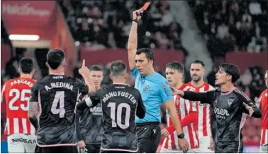  ?? ?? Caparrós Hernández muestra la tarjeta roja directa a Agus Medina.