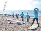  ?? FOTOS (2): INGA KJER ?? Am Strand von Klitmøller bereiten sich die Surfer für den Tag auf dem Meer vor.