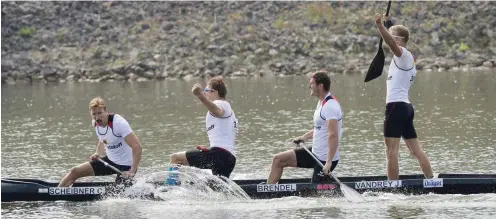  ?? Foto: dpa/CTK ?? Conrad Scheibner, Stefan Kiraj, Sebastian Brendel und Jan Vandrey (v.l.) feierten am Sonntag ihren Sieg im Canadier-Vierer über 1000 Meter.