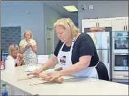  ?? Madison hogan ?? Michelle Gowan shows her students how to roll out dough using helpful guiding sticks during a class at the Cookie School.