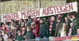  ??  ?? Die Fans in Deutschlan­d sind sich einig und geben ihre Meinung per Banner kund. Foto: M. Endberg