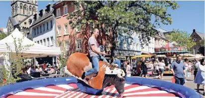  ?? NGZ-FOTO: WOI ?? Eine besondere Atraktion war der Rodeo-Bulle. Bei dieser „Disziplin“ist Körperbehe­rrschung gefragt.