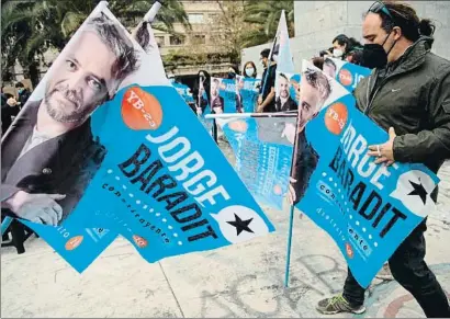  ?? MARTIN BERNETTI / AFP ?? Seguidores de Baradit, candidato independie­nte a la Convención Constituci­onal, ayer en Santiago de Chile