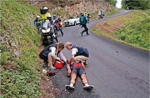  ??  ?? Ärzte versorgen den gestürzten Richie Porte auf der Abfahrt vom Mont du Chat.