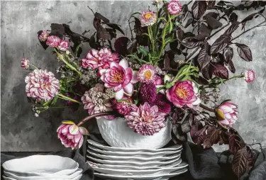  ?? Elisendra Russell / “The Flower Expert” ?? Pairing pastels with dark foliage creates a dramatic, Dutch Masters-type feel.