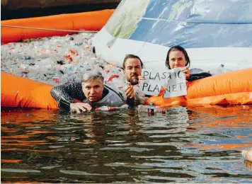  ?? (DR) ?? Influencer­in Louisa Dellert macht bei der „Goodbye Plastic Bottles“-Kampagne von SodaStream mit.