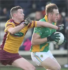  ??  ?? Bryan Cody of Rathgarogu­e-Cushinstow­n holding off Craobh Chiaráin’s Stephen O’Brien.