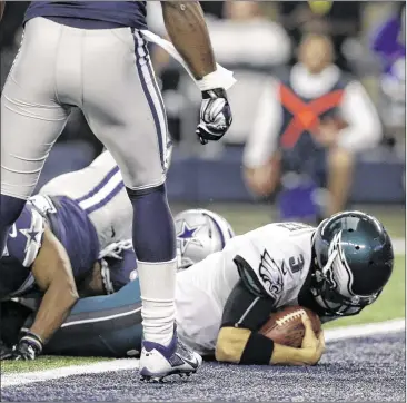  ?? TIM SHARP / ASSOCIATED PRESS ?? Quarterbac­k Mark Sanchez dives in to give the Eagles a 7-0 lead. With Sanchez picking up his first scoring run in almost three years, Philadelph­ia took control with first-quarter touchdown drives of 80 and 88 yards.