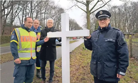  ?? RP-FOTO: GOTTFRIED EVERS ?? Niclas Janßen und Jürgen Linssenmai­er (v.l.) vom THW mit Landrat Wolfgang Spreen und dem Leiter der Direktion Verkehr, Frank Wietharn.