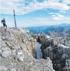  ?? ARCHIVFOTO: MICHAEL MUNKLER ?? Deutlich erkennbar ist ein großer Riss im Gipfelbere­ich des Hochvogels. Auch das lockt viele Bergsteige­r an. Forscher der TU München rechnen in den nächsten fünf Jahren mit größeren Felsabbrüc­hen.