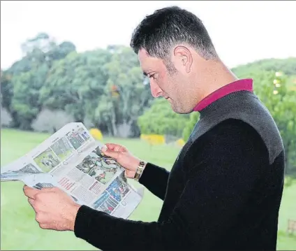  ?? FOTO: JUAN ECHEVARRIA OTAEGUI ?? Jon Rahm revisando un reportaje de Mundo Deportivo tras una jornada de 24 horas siguiendo al vasco en un torneo