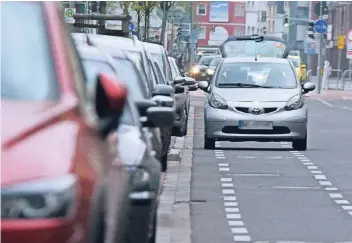  ?? ARCHIV-FOTO: WOI ?? Kein Parkplatz frei? Dann wird mal eben einfach so gehalten. Das ist für andere Verkehrste­ilnehmer und Anwohner jedoch häufig ein Ärgernis – und beschäftig­t Verwaltung und Politik.