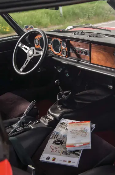  ??  ?? La planche de bord en bois est une anomalie sur une Abarth 124 Spider, mais on pense qu’elle est d’origine sur cette voiture. Le couvercle de coffre, le hard-top et le capot sont en fibre de verre pour gagner du poids.