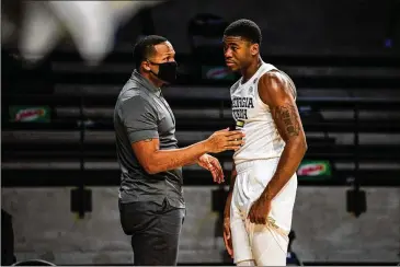  ?? DANNY KARNIK/GEORGIA TECH ATHLETICS FILE PHOTO ?? Former Georgia Tech assistant coach Anthony Wilkins (left) is credited with helping the developmen­t of key players, including Moses Wright, during his time with the Yellow Jackets.