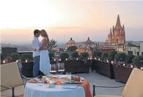  ??  ?? Una cena romántica en San Miguel de Allende.