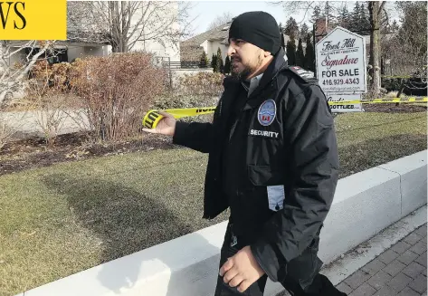  ?? PHOTOS: DAVE ABEL / POSTMEDIA NEWS ?? A private security team takes over the scene at the home of Barry and Honey Sherman on Friday, after the team of police investigat­ors left.