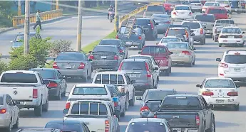  ?? FOTO: M. CUBAS. ?? TRÁMITE. Los conductore­s sin placas ya no deben renovar permisos temporales.