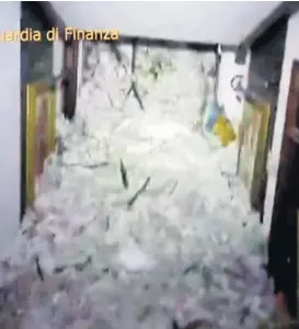  ?? AFP ?? La imagen muestra la avalancha dentro del hotel Rigopiano, cerca de Farindola, Italia, que fue destruido por la nieve.