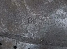 ??  ?? ■ The “Be” marking on the combustion chamber wall.