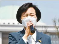  ?? Yonhap ?? Rep. Kang Eun-mi of minor opposition Justice Party speaks in front of the National Assembly in Seoul, Tuesday. She demanded a steep increase in next year’s minimum wage to overcome economic inequality deepened amid the new coronaviru­s pandemic, as the annual negotiatio­n procedure for the matter is set to kick off soon.