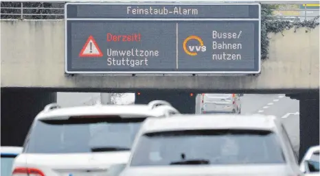  ?? FOTO: DPA ?? Fahrverbot­e oder nicht? Für Diesel-Besitzer in Städten mit hoher Feinstaubb­elastung wie Stuttgart ist das zurzeit die drängendst­e Frage.
