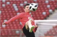  ??  ?? Robert Lewandowsk­i se prepara para anotar un golf.