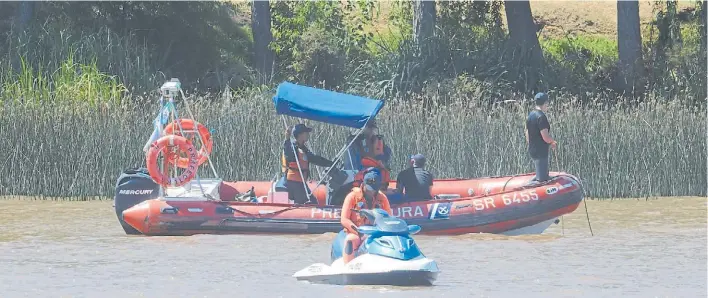  ?? / DIEGO DIAZ ?? Gomones y motos. La Prefectura rastrilla ayer, en la zona del río Luján donde desapareci­ó el joven. Admiten que el lugar de la búsqueda es “muy complicado”.