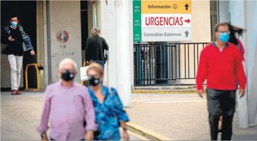  ?? JESÚS MARÍN ?? Varias personas con mascarilla caminan por uno de los accesos al hospital Puerta del Mar.