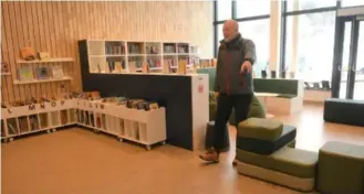  ?? ?? Rektor Halvor Sletta i biblioteke­t; skolens nye hjerte.