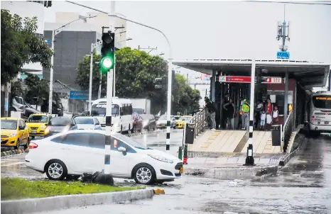  ?? FOTOS: HANSEL VáSQUEZ ?? El carro blanco queda bloqueado en la intersecci­ón de la carrera 20 con calle 45, después de hacer un giro prohibido hacia la izquierda.