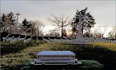 ??  ?? Graves at Arlington Cemetery.