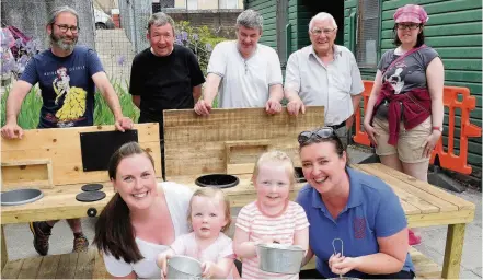  ??  ?? Mud Little Pets Nursery committee member Lisa Moran with daughters Leah, two, and Lucy, four, and manager Carolann McInally, with Handy Folk’s Tom Harten, Andy Henry, Robert Richardson, Danny Smith and Jacqui Cox.