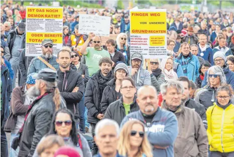  ?? FOTO: OLIVER WILLIKONSK­Y/IMAGO IMAGES ?? Bei den Corona-Protesten mischen auch viele aus der bürgerlich­en Mitte mit. Unser Bild zeigt eine Demonstrat­ion vom vergangene­n Jahr auf dem Cannstatte­r Wasen in Stuttgart.