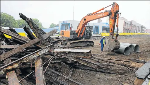  ?? Picture: ALAN EASON ?? OBSOLETE: The Fleet Street refurbishm­ent uprooted piles of old tramway tracks that were used in the city decades ago