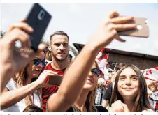  ??  ?? Im Zentrum des Interesses: Marko Arnautovic mit Österreich­s Fans