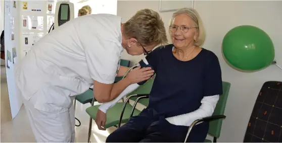  ?? Bild: ISABEL BARK ?? HÄLSOVECKA. Distriktss­köterskan Helen Öberg testar blodtrycke­t på Lena Wittzell. ”Jag brukar alltid ha lågt blodtryck”, konstatera­r Lena.