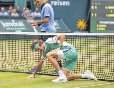  ?? FOTO: IMAGO ?? Alexander Zverev am Boden, Roger Federer obenauf.