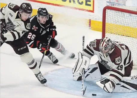  ?? CLIFFORD SKARSTEDT THE PETERBOROU­GH EXAMINER ?? Peterborou­gh goaltender Hunter Jones denies Niagara’s Philip Tomasino a rebound in Ontario Hockey League action Thursday night in Peterborou­gh.