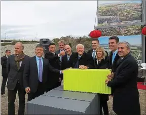  ??  ?? La première pierre du marché de gros a été posée vendredi.