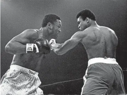  ?? LARRY MORRIS/THE NEW YORK TIMES ?? Luta do Século. Joe Frazier (à esq.) contra Ali pelo título dos pesos pesados, em 1971