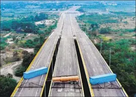  ?? Edinson Estupinan AFP/Getty Images ?? THE TIENDITAS Bridge at Venezuela’s border is blocked to deny entry to aid shipments sent by Western nations that are making their way from Colombia.