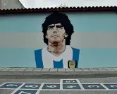  ?? (Afp) ?? Murales Maradona dipinto sui muri anche in Grecia, a Salonicco